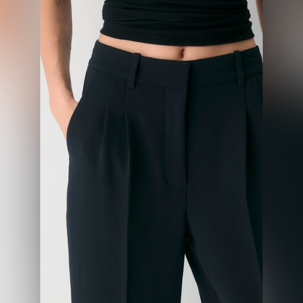 Aritzia The Effortless Pant™ Cropped (Black) - Size: 4 - Picture 5 of 8